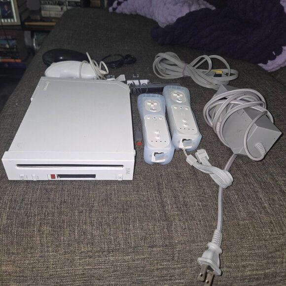 Nintendo Wii console complete bundle with Super Smash Bros inside - Picture 3 of 3